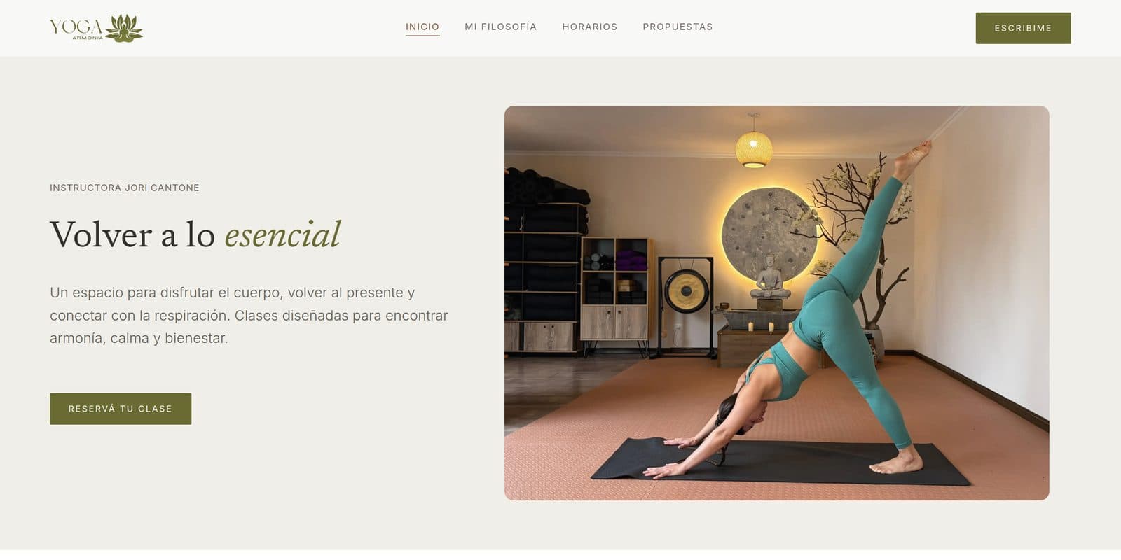 Inicio del sitio de Jori Armonía Yoga: el título «Volver a lo esencial» junto a una foto de la instructora practicando en la sala