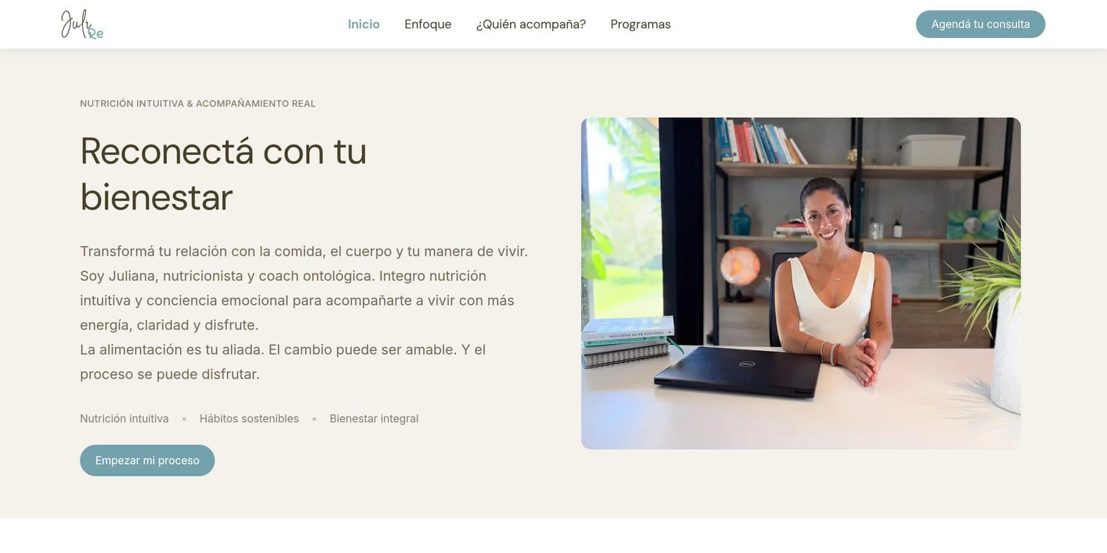Inicio del sitio de Juliana Re: el título «Reconectá con tu bienestar» junto a una foto de Juliana en su consultorio