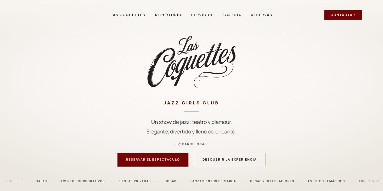 Inicio del sitio de Las Coquettes: el lettering de la marca centrado sobre fondo hueso, con la línea «Un show de jazz, teatro y glamour»