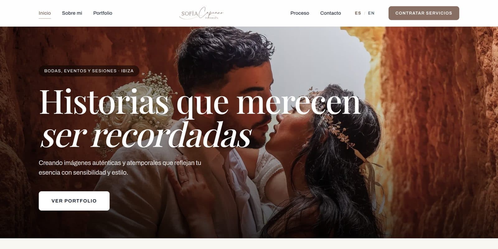 Inicio del sitio de Sofía Capuano: el título «Historias que merecen ser recordadas» sobre una foto de casamiento entre las rocas de Ibiza